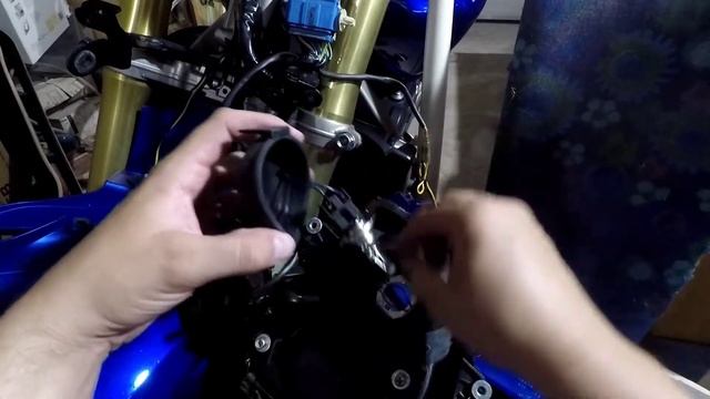 Honda Hornet 600 changing headlight bulbs