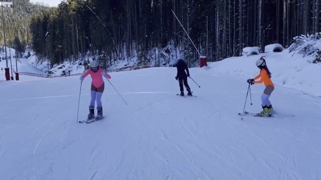 Девушки в купальниках на лыжах Буковель 2022 смотреть онлайн