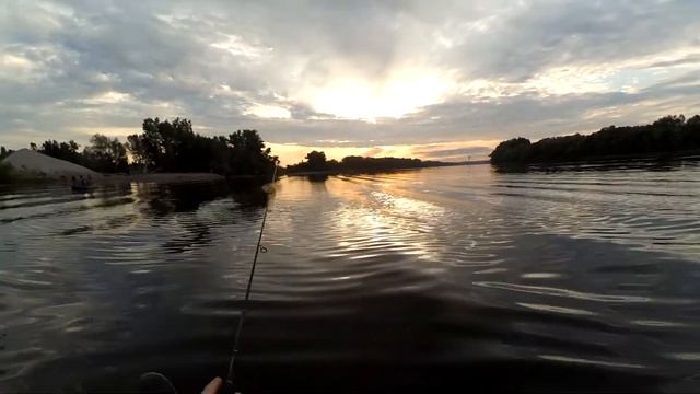 ОТЛИЧНОЕ УТРО ДЛЯ ЛОВЛИ БЕРША, флотилия из 4-х лодок смотреть онлайн