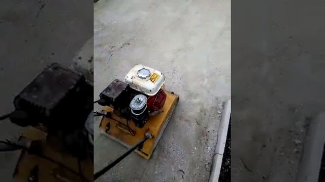 Уплотнение основания виброплитой. Укладка тротуарной плитки в Донецке ДНР fem_plitka_dn смотреть онлайн