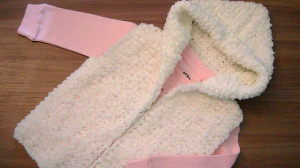 Жилет с капюшоном.Размер 2 года.Часть №3.mp4