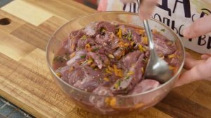 Тушеная ОЛЕНИНА  в цитрусовом маринаде, с соусом из брусники и отварным картофелем. Рецепт.