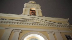 Звучит колокол вечером 8 января 2022 года в Свято-Троицком кафедральном соборе