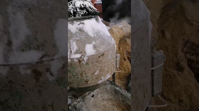 Зимнее строительство. Греем песок для изготовления раствора перед началом кладки кирпичной стены