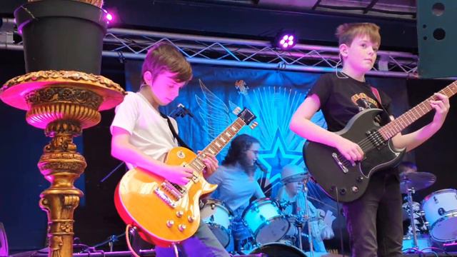 10 year old kids play Sweet Child of Mine