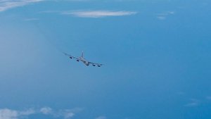 В Сети появилось видео перехвата Су-35 бомбардировщика B-52 над Балтикой | новости