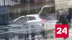 Очевидцы сняли автомобиль, врезавшийся в ворота резиденции Риши Сунака - Россия 24 