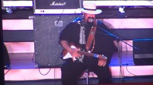 Легендарный Стивен Сигал. Киноартист и музыкант поет свои песни.