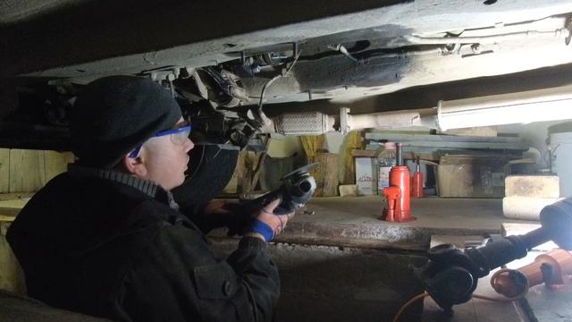 Замена шпильки "раздатки" ВАЗ Нива 21214. без нарезания резьбы и сварки . смотреть онлайн