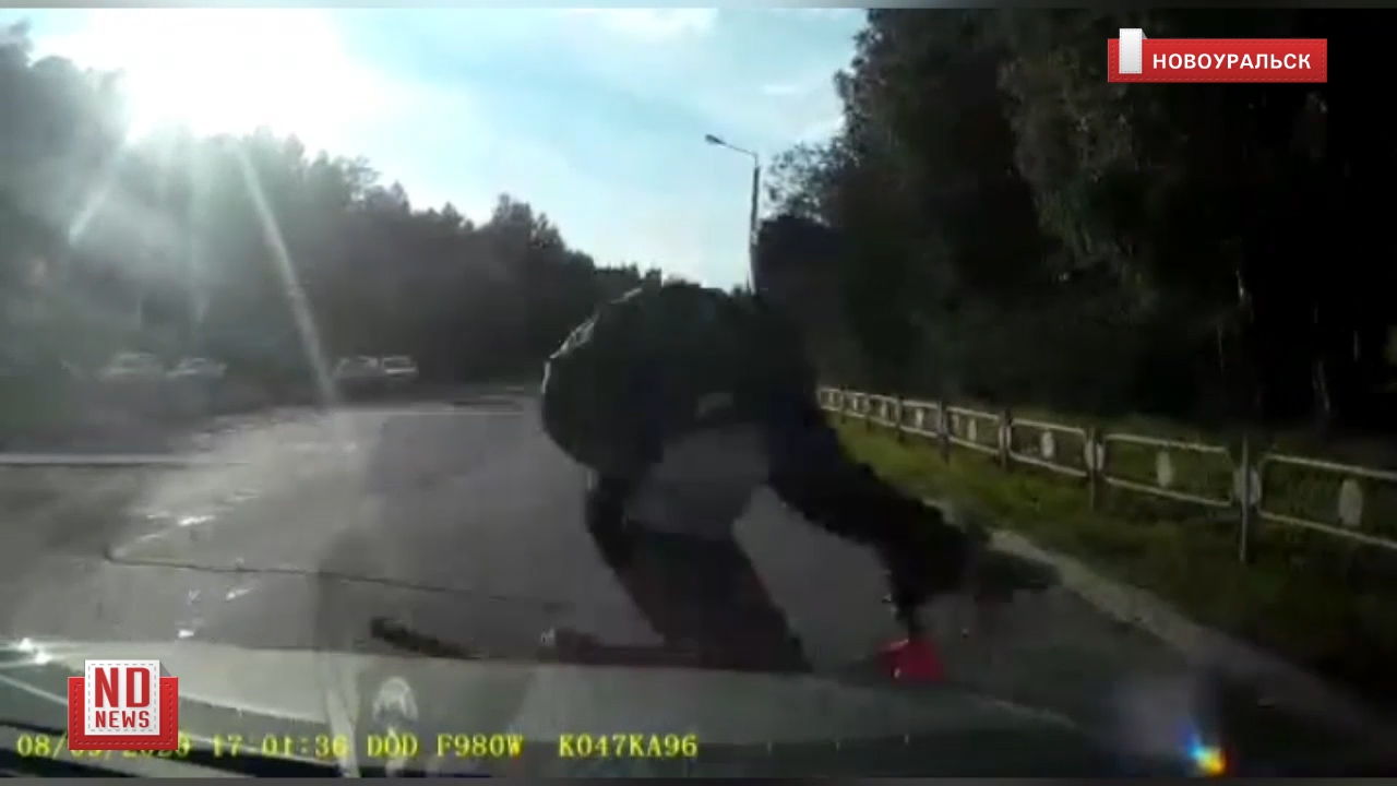 Автомобиль сбивает велосипедиста на пешеходном переходе