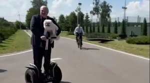 Лукашенко в обнимку со своим шпицем прокатился на сегвее / События на ТВЦ