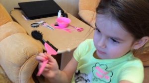 Ребенок отрезал маме волосы/Малышка подстригла и красит маму/The child cut his mother's hair