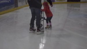 VLOG: ИДЕМ НА КАТОК. Учим ребетенка кататься на коньках;)