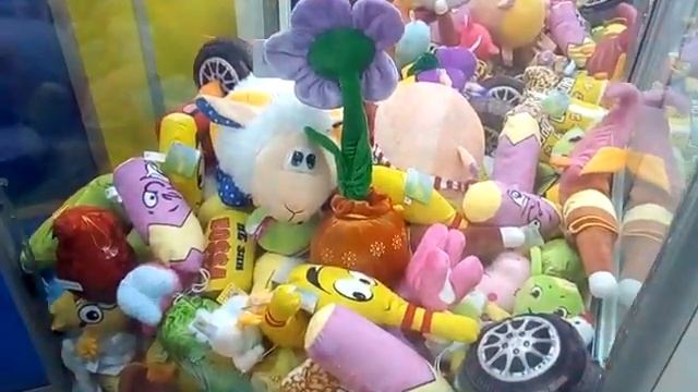 как мы вытаскиваем игрушки из автомата смотреть онлайн