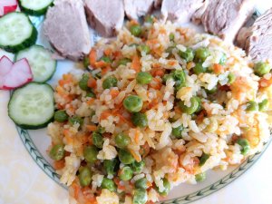 Рис с овощами. Рассыпчатый рис благоухает ароматами ярких овощей.