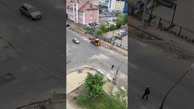 Так в Ярославле плитку уладывают. Живем на стройке. Улица Победы.