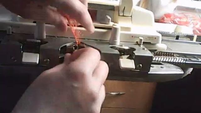 Можно ли на вязальной машине с нитеводом вязать пряжу "Травка"?  Эксперимент.
