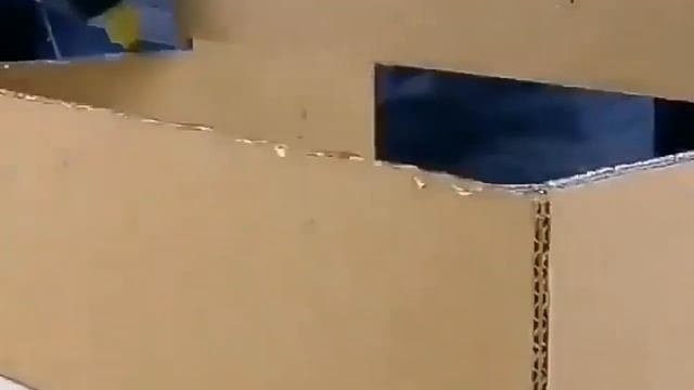 Автомат для напитков из картона//Drinks Machine Made Of Cardboard.