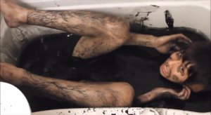 Японец принимает ванну из чернил