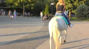 Арина и Максим гуляют в парке фонтанов. Катаются на лошади.