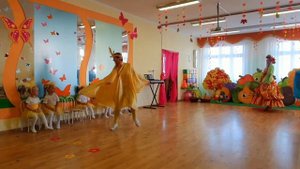 Выход Солнышка на утреннике младшей группы