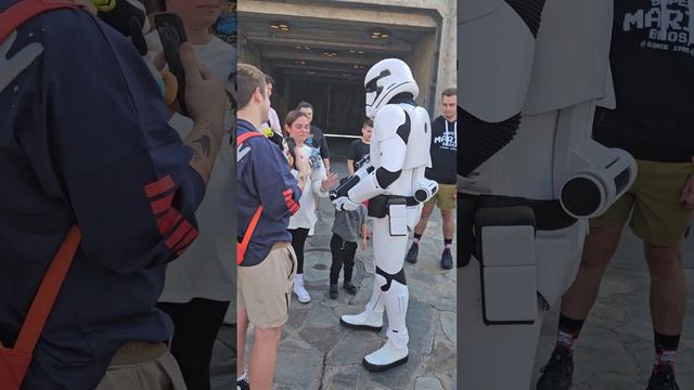 Stormtrooper Encounter at Galaxy's Edge смотреть онлайн