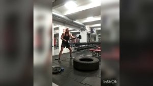 Упражнение с молотом/кувалдой и покрышкой, кроссфис