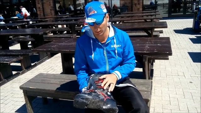 Как легко надеть горнолыжные ботинки и правильно застегнуть. смотреть онлайн