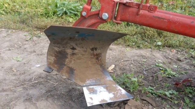Работа плугом мотоблоком Зубр, вспашка горчицы. смотреть онлайн