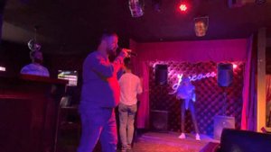 Трава у дома круто спел в караоке .