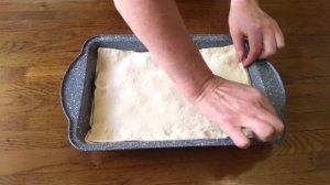 Так и хочется быстрее попробовать! Пирог из готового слоёного теста  с яйцами и зелёным луком.