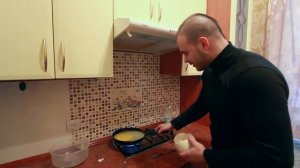 Тесак готовит омлет