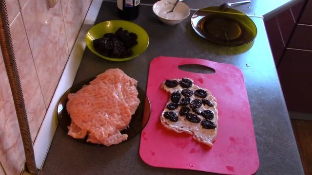Рулетики из индейки с черносливом, с апельсиновым соусом  запеченные в вине