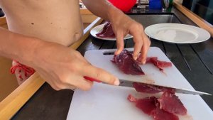 Как нарезать сашими из тунца.и какой соус приготовить.