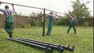 Установка свайно-винтового фундамента вручную