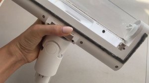 Очистка насадки-валик вертикального пылесоса Xiaomi Dreame XR после уборки. Видео без комментариев
