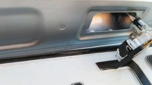 Замена лампы освещения номерного знака VW Polo