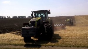 2 Трактора CLAAS AXION 930 на вспашке поля