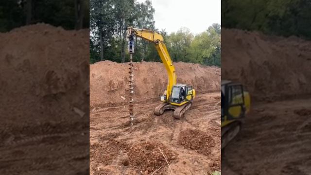 Работа гусеничного экскаватора с ямобуром