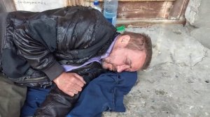 УДАРИЛ БОМЖА ЭЛЕКТРОШОКЕРОМ. КАК РАЗБУДИТЬ ПЬЯНОГО БОМЖА.