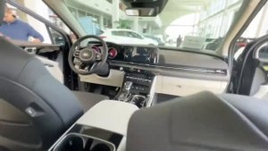 Большой семейный автомобиль Kia Carnival 2021.
