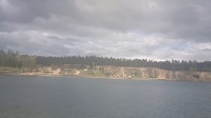 Нашел на озере золото и много серебра.