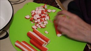 КАК ПРИГОТОВИТЬ САЛАТ С КРАБОВЫХ ПАЛОЧЕК, КРАБОВЫЙ САЛАТ РЕЦЕПТ, ПРАЗДНИЧНЫЕ САЛАТЫ, САЛАТЫ НА ПРАЗ