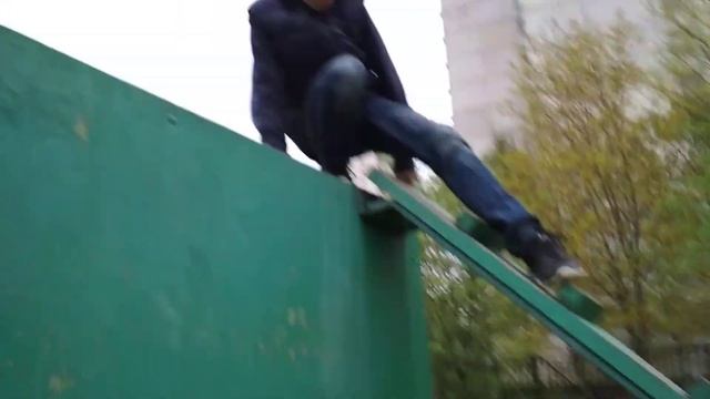 Упал с лестницы.