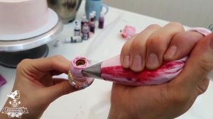 Украшаем торт белковым кремом. Торт для мамы. Ранункулюсы из БЗК. Хлопок из БЗК. Цветы из крема.