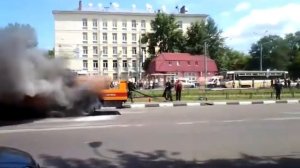 Горит коммунальная машина. Москва.