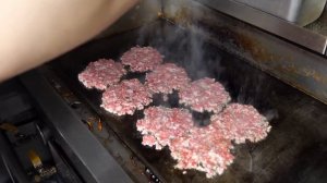 햄버거 하나로 월 매출 1억!? 푸드트럭에서 시작해 이제는 직원만 15명인 햄버거 가게! Bacon cheese hamburger making - Korean street foo