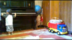 Малыш играет на фортепиано A kid playing the piano