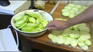 Сушим кабачки на зиму.