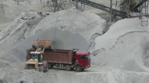 Самосвал Shacman 8х4 погрузка в карьере, Cat 972H